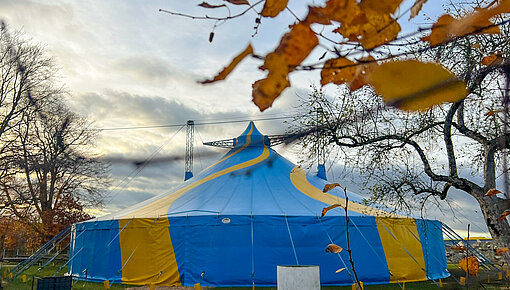 Zirkuszelt auf Biberkorgelände