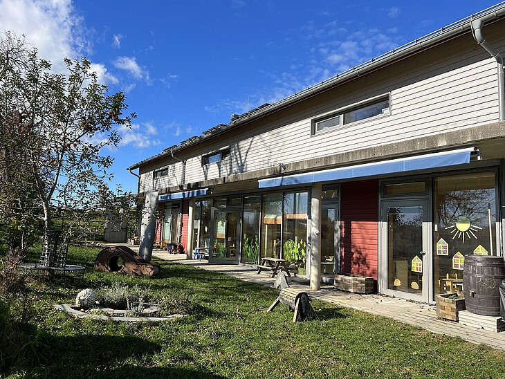 Kinderhaus Vorderansicht mit Garten