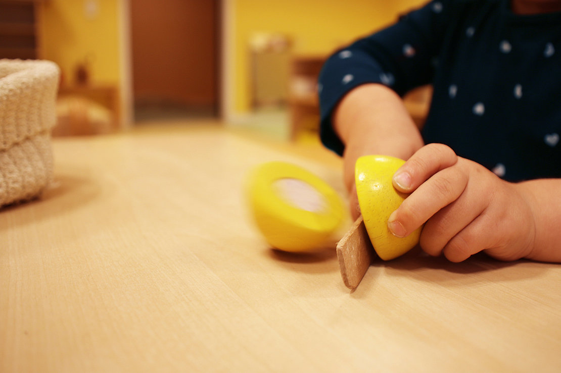 Kind schneidet Spielzeug-Zitrone