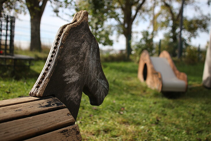 Garten Kinderhaus mit Holzpferd und Rutsche